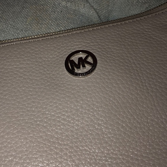 Michael Kors Fulton wristlet - Picture 2 of 4